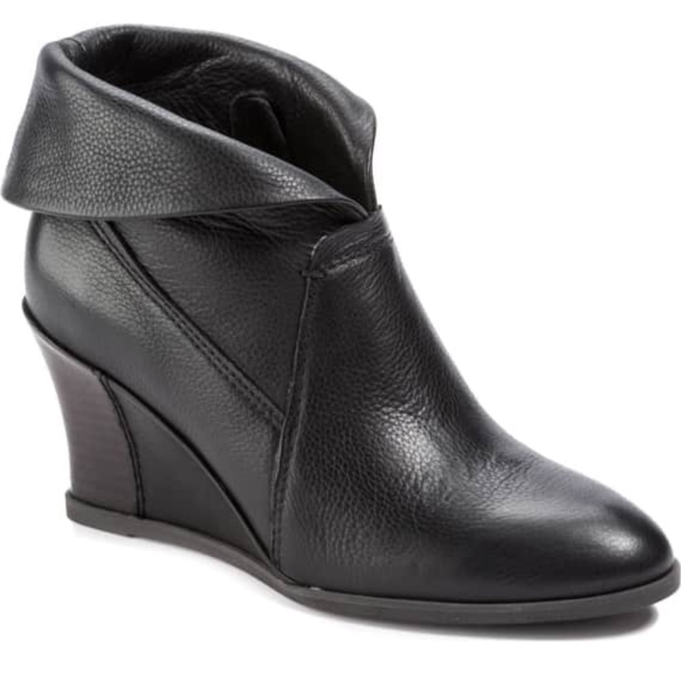 Latigo Zhara Black wedge foldover booties